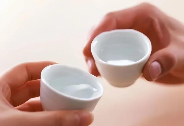 |怎样分辨酒精勾兑的酒和酿造的酒？