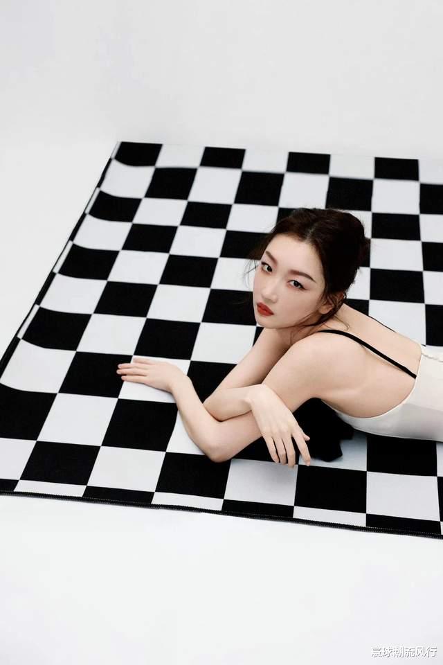 周冬雨高调亮相红毯！穿挂脖裙比章子怡还有气场，妩媚气质藏不住