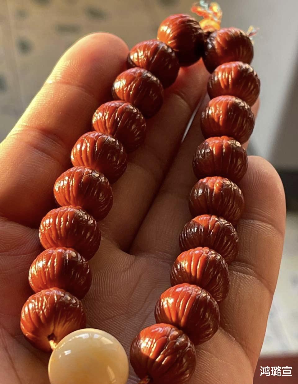 文玩手串为啥会越戴越亮?其实就是这件事儿!