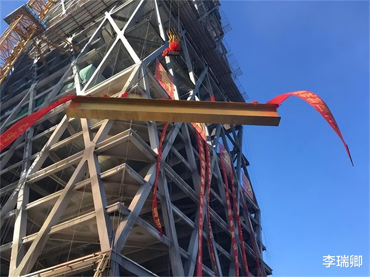 他欠债800亿逃亡国外，带走明星女友和61个亿，父亲葬礼都没回来