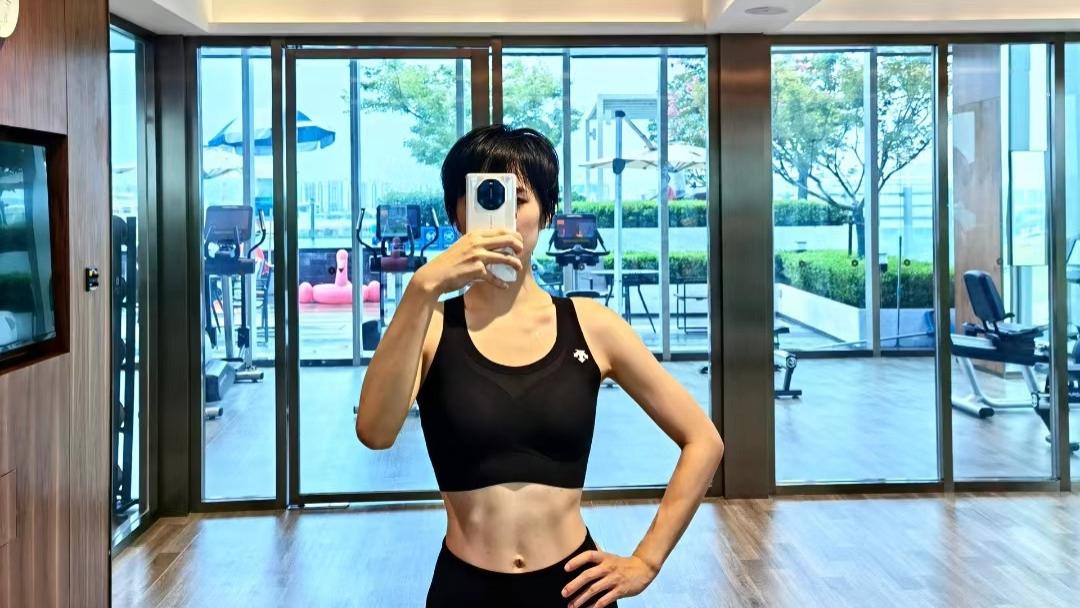 华为二公主晒健身美照，身材苗条腹肌抢镜，用的手机也是自家品牌