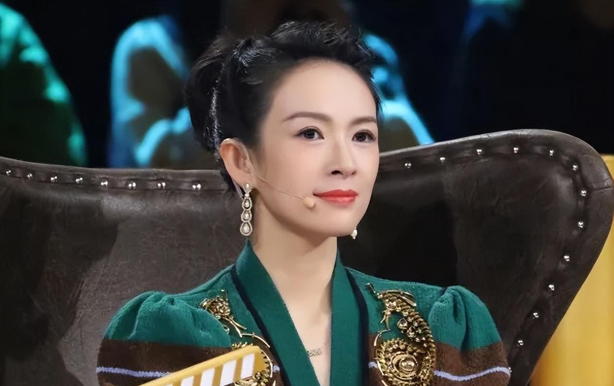 醒醒吧,一部代表作都没有,却高高在上当评委,这些小丑羞不羞