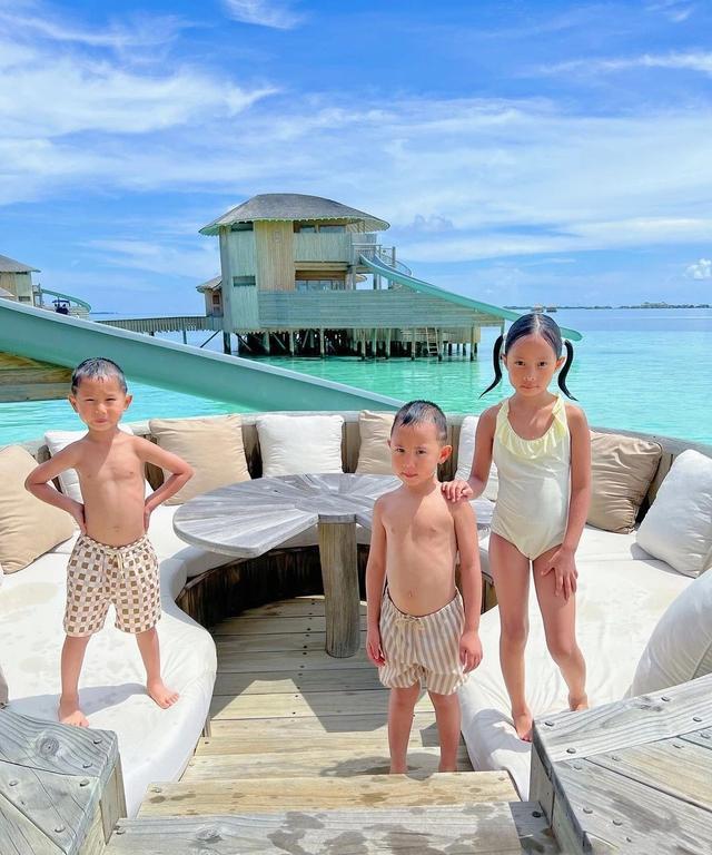 关颖|阔太关颖携一家出国旅游,穿十多年前衬衣低调,女儿大腿引争议