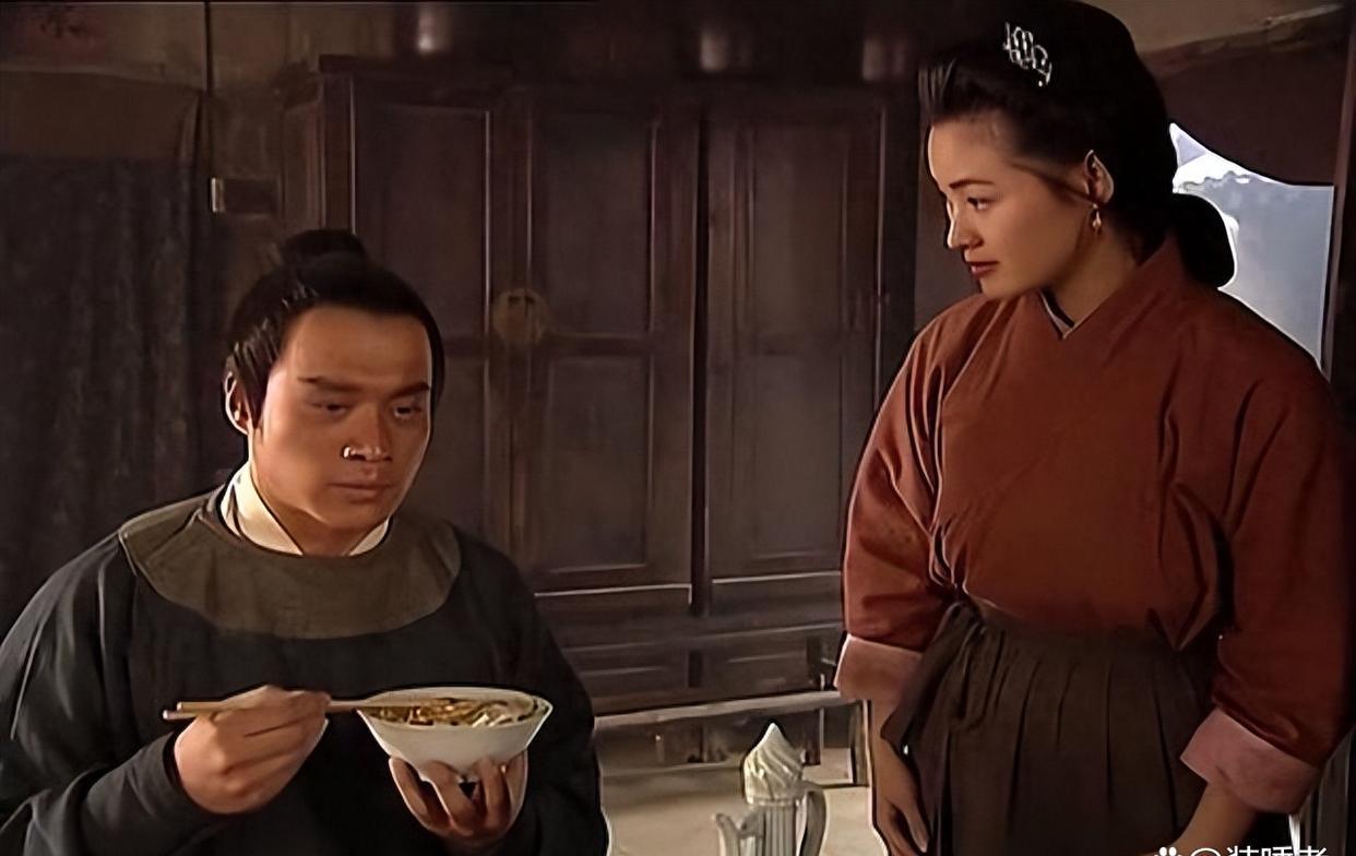 扮演武松的丁海峰回到家，对老婆说：我爱上了潘金莲，咱们离婚吧