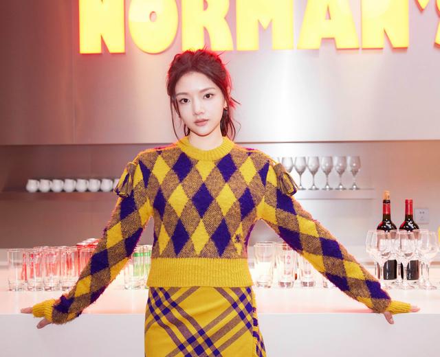 任敏高马尾撞色连衣裙简约时尚