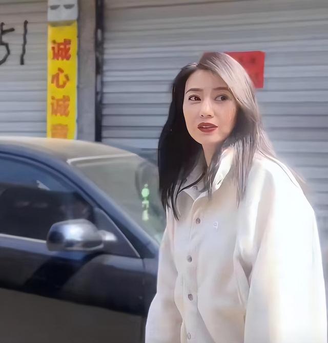 穿衣搭配 高圆圆的无修生图，治好了我的“年龄焦虑”！
