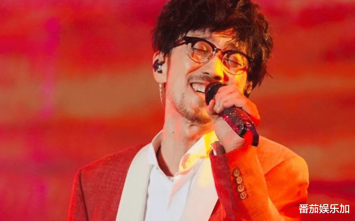 就在昨晚！知名歌手演唱会突然倒地！评论区沦陷