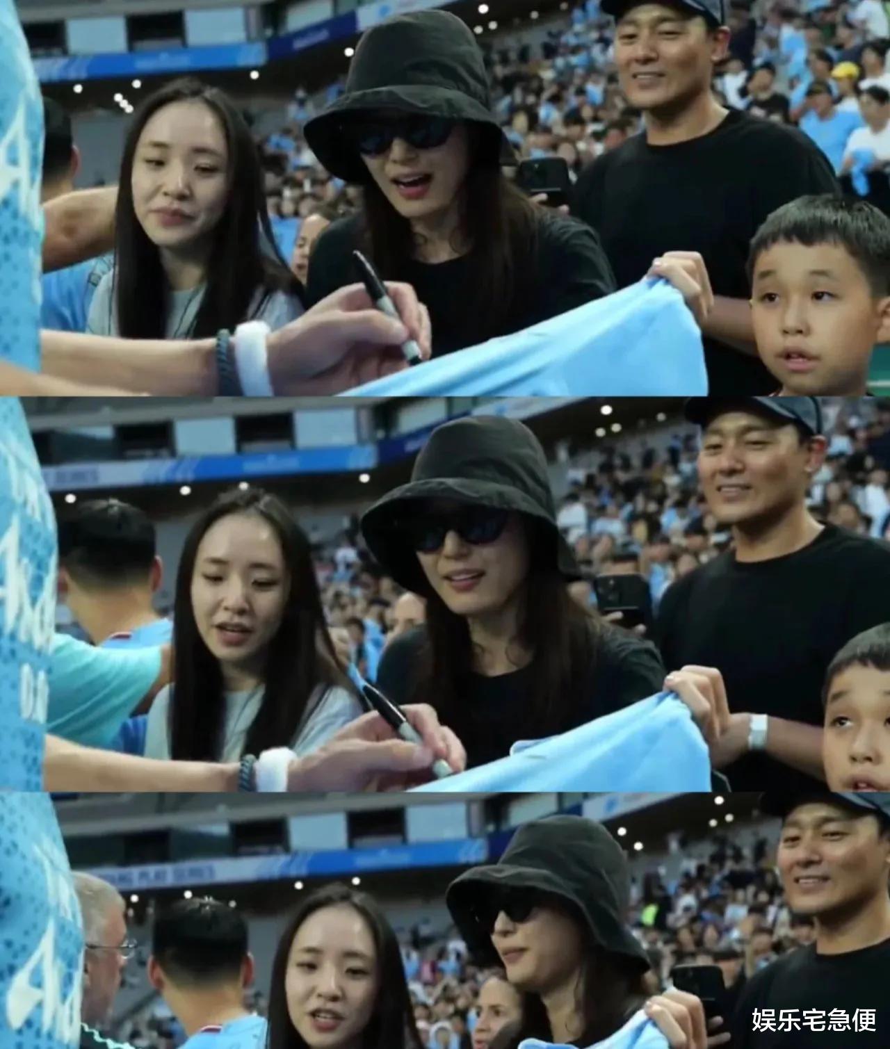 41岁全智贤追星哈兰德，获签名球衣捂脸太可爱，身后老公一脸宠溺