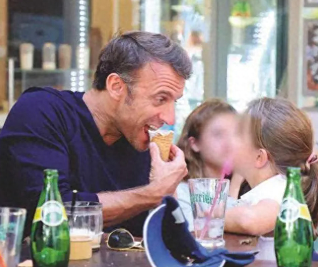 46岁马克龙光着膀子，一脸宠溺握着70岁布丽吉特的脚脖子，好甜蜜