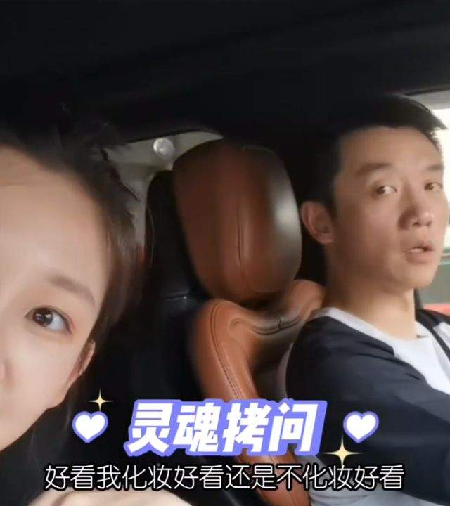 郑恺夫妇在上海遛娃!苗苗罕见化美妆露小蛮腰,身材纤瘦辟谣三胎传闻