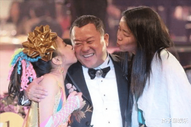 曾志伟|曾志伟与好友遗孀逛街被拍，两人已互相陪伴9年！男方3年前丧妻