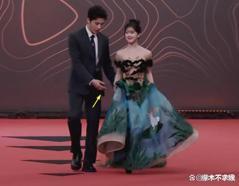 没放下？吴磊星光盛典多次偷瞄赵露思，眼神太酥，和看其他人不同