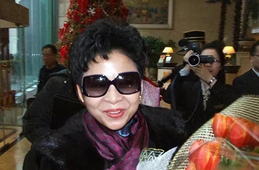 一百万一夜？赖昌星揭露两人真实关系，歌唱家董文华为何会退圈呢？