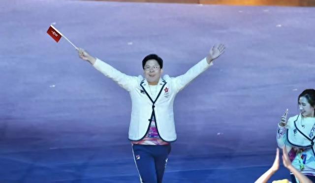 吴艳妮与霍启刚的合影背后:社交达人的魅力与影响力