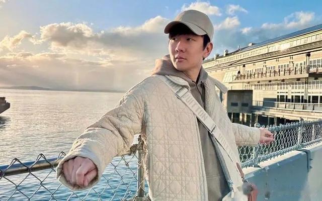 乐坛没落?没有代表作却被捧为歌坛顶流,这些“小丑”真是笑死人