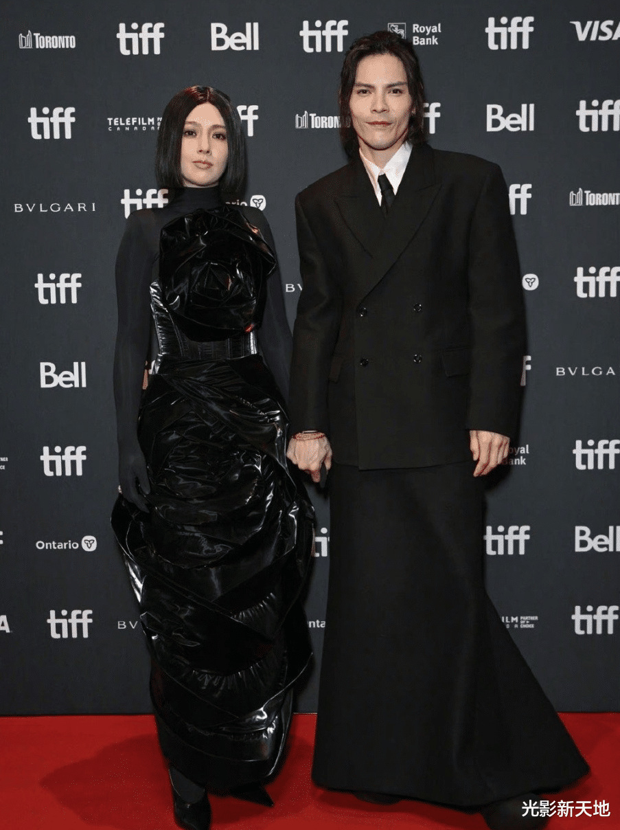 刘德华国外电影节拿奖,走红毯宛如菜市场,被中国大妈们围绕