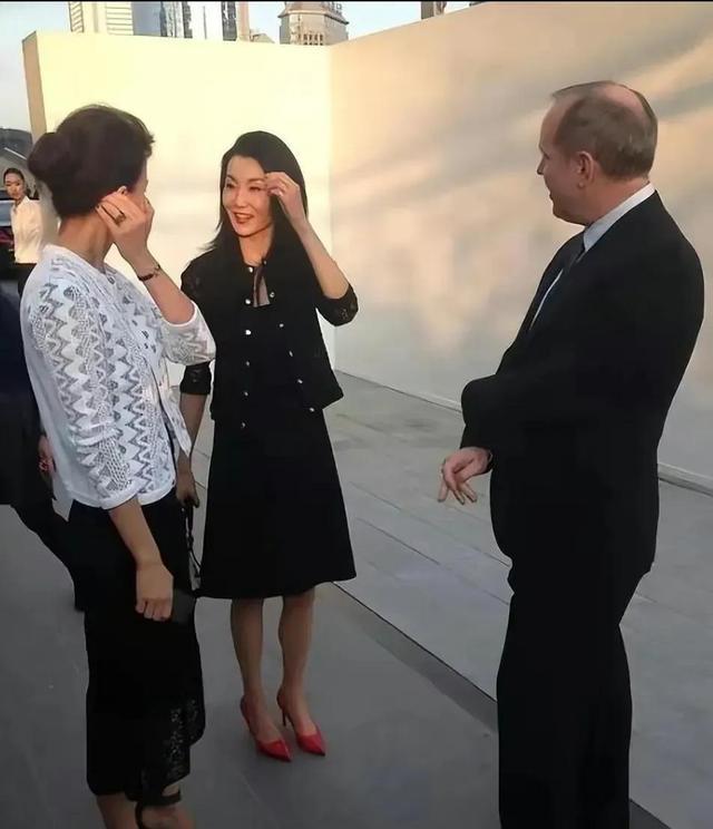 张曼玉|58岁张曼玉优雅老去，骨瘦如柴是有原因的，不结婚又无儿女是真爽