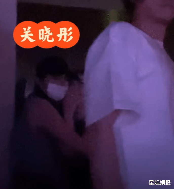 关晓彤她超爱!鹿晗巡演几乎每站都在,还穿情侣装在重庆路边吃面