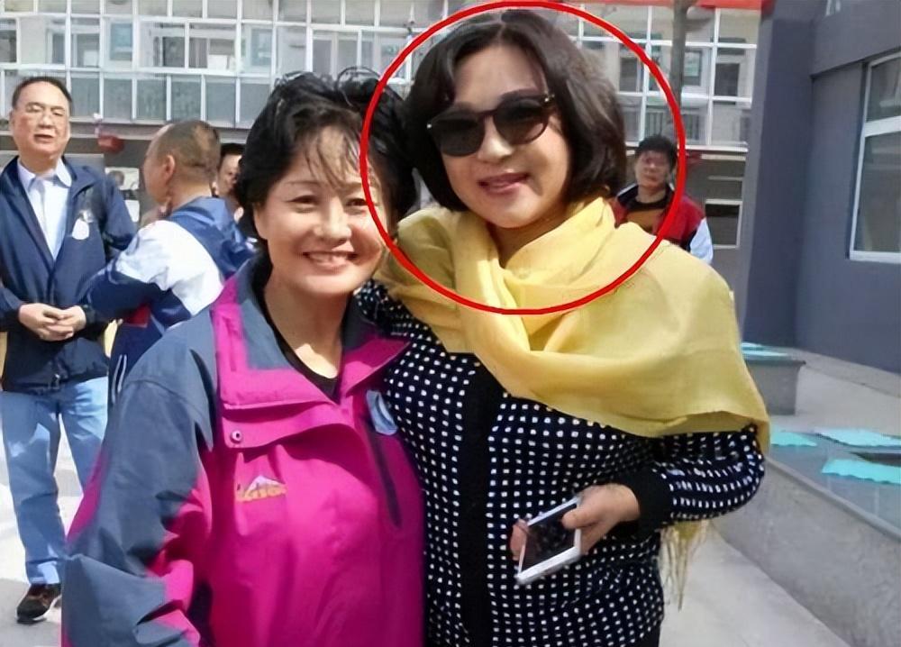 李连杰晒妻子近照，61岁利智衰老似奶奶，62岁黄秋燕仍然美艳动人