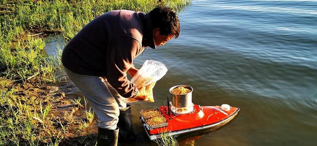 冬钓鲫“人找鱼”,打窝最关键!用这几招实用方法,快速连竿上鱼