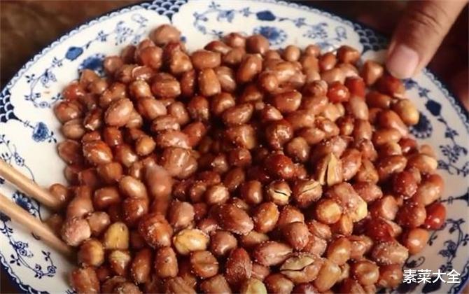 美食教程|今天才知道,油炸花生米不能先放油,学会这一招,酥脆焦香不返潮