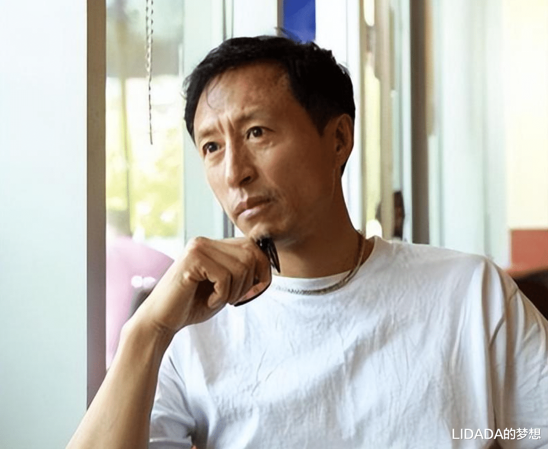 她长得美且有才,嫁知名演员恩爱40余载生一双儿女,一家幸福美满