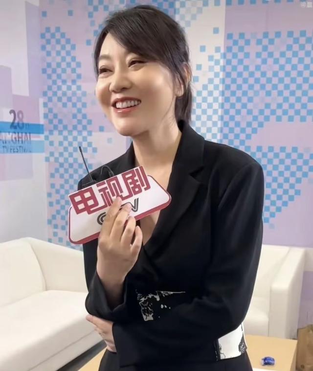 51岁吴越对比52岁闫妮，自然老去和医美老去的差距一目了然