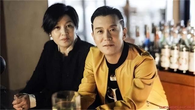 李咏病逝4年了，回头看遗孀哈文的选择，才知道李咏有多聪明