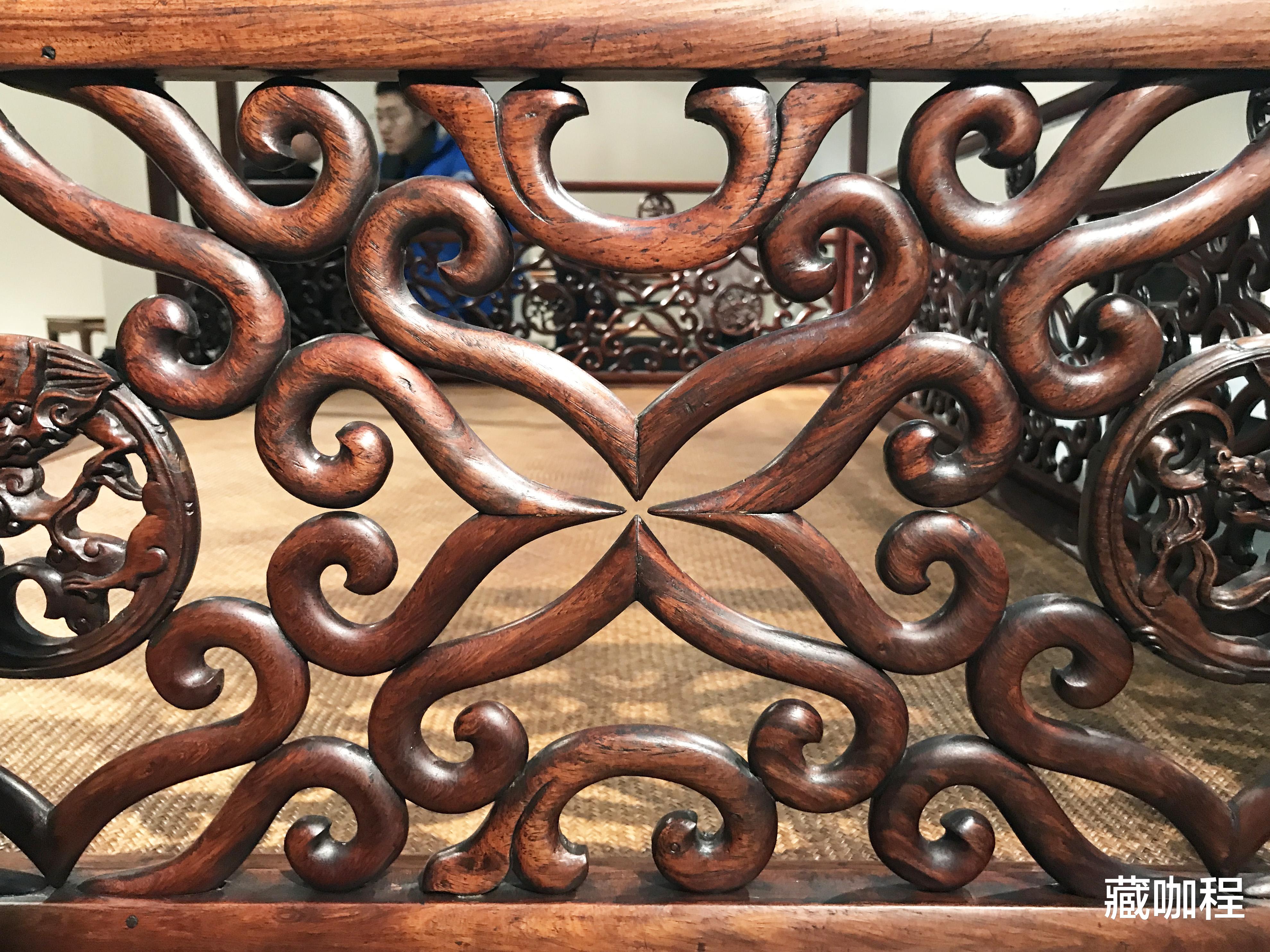 |集黄花梨特征于一身,架子床大料上出现锯齿纹