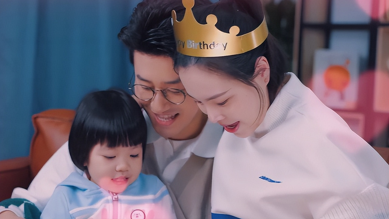 张效诚晒照为妻子庆生，吴敏霞隔空互动秀恩爱，一双子女似足爸爸