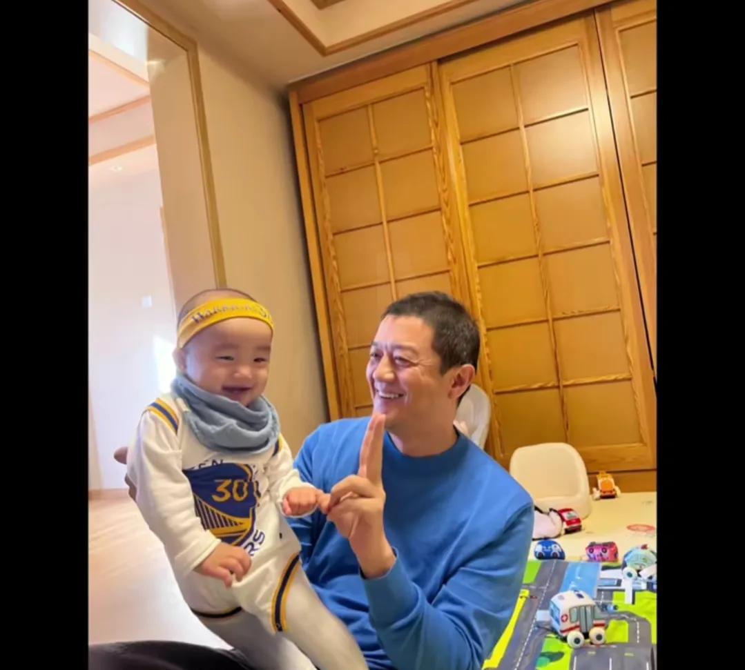 李亚鹏|李亚鹏批评妻子出来抛头露面直播,妻子愤怒表示家里都揭不开锅了