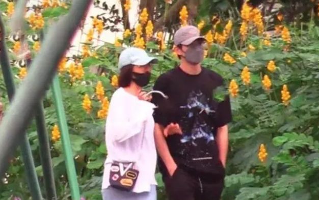 秦岚魏大勋再次被拍，魏大勋主动出来接女友，挽手回家感情稳定