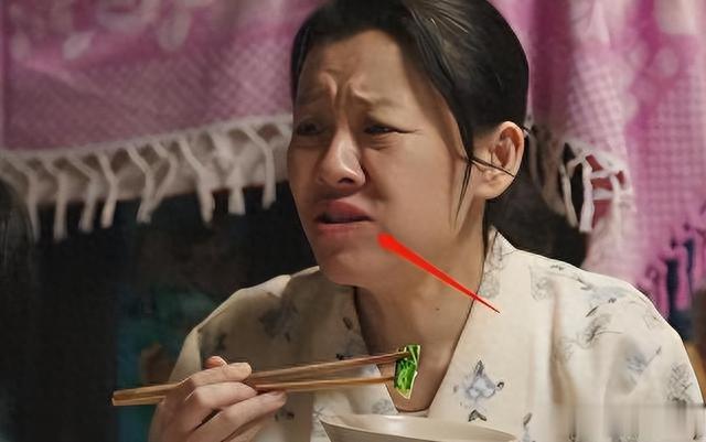 不会吃饭就别吃!看完刘琳的大葱蘸酱,那些“假吃”女星脸不疼吗