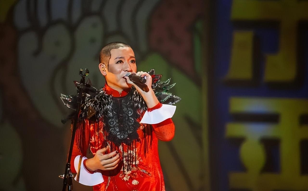 和王菲谈恋爱是什么感受？梁龙：不是一个世界人，她永远看不见你