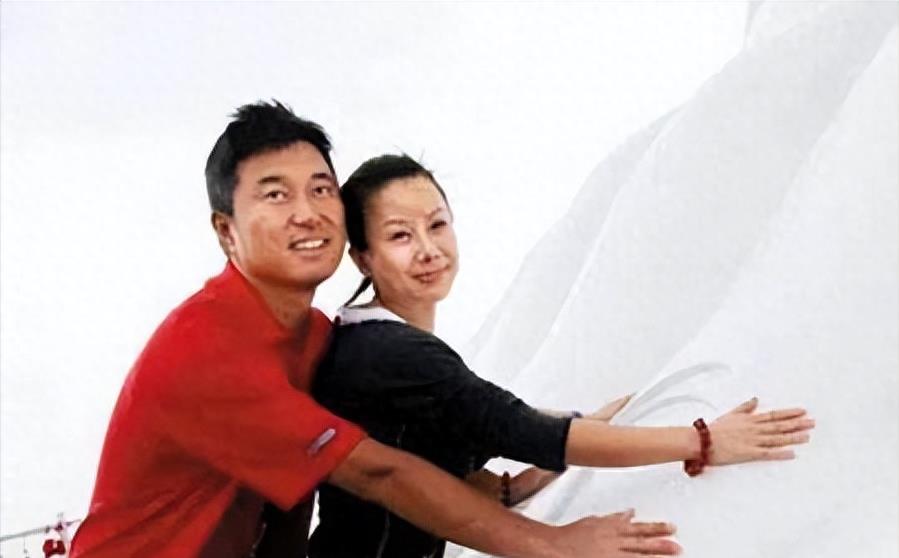 春晚成名后抛妻弃女,二婚娶娇妻双双入狱,如今走穴唱歌维持现状!