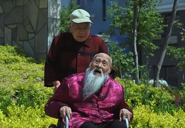 长寿老人杨明运:从光绪23年活到 2014年，曾向记者公开长寿秘诀