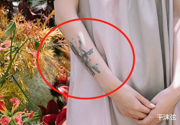 |33岁郝劭文大婚,二婚娇妻穿朴素白裙,手臂纹睫毛夹暗示职业