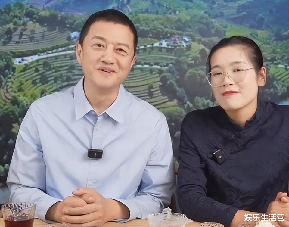 李亚鹏路边被偶遇,穿破底拖鞋紧皱眉头,娇妻被斥停播,太固执!