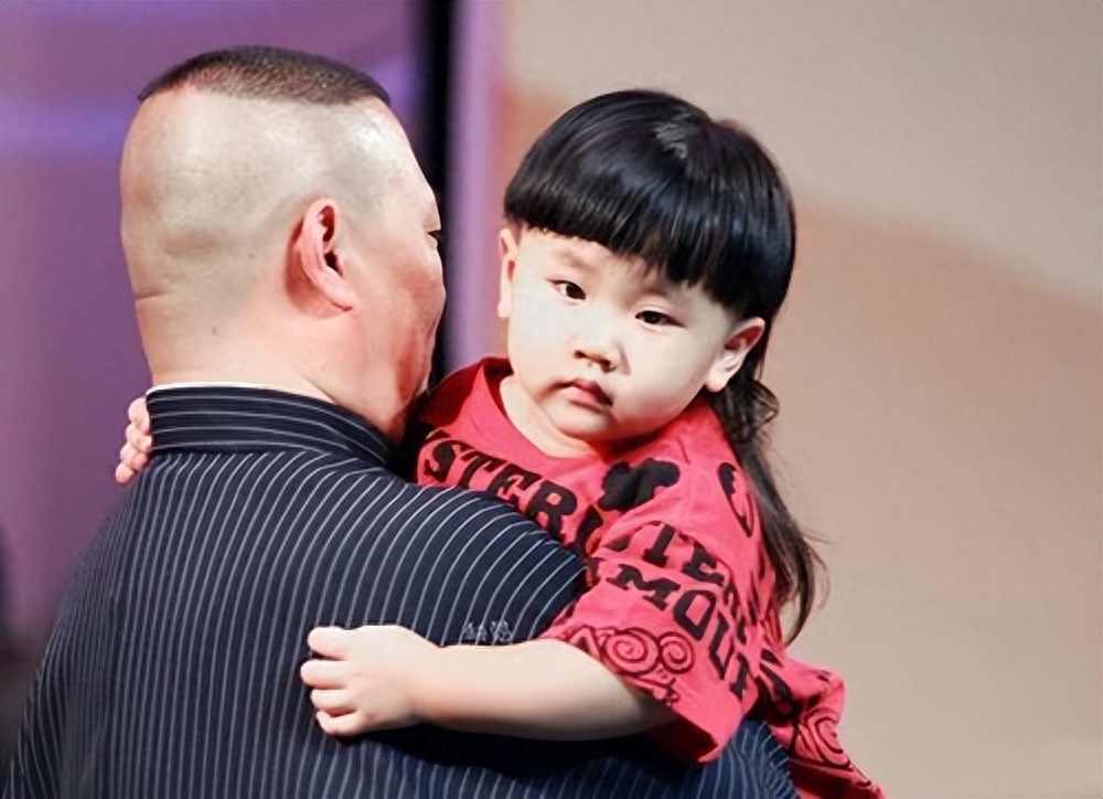 曝郭德纲移民澳洲住富人区,全家穿睡衣出门,8岁儿子不上学争议