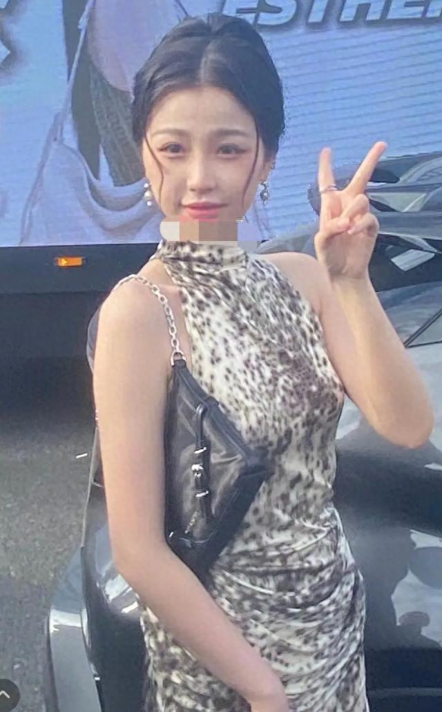 巴黎时装周：杨紫摆脱了四普败北的定局，但看秀还得是85花