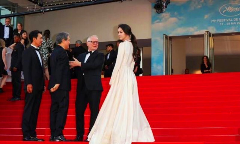 戛纳电影节|网红博主扎堆去戛纳并不奇怪,3万块就能走红毯