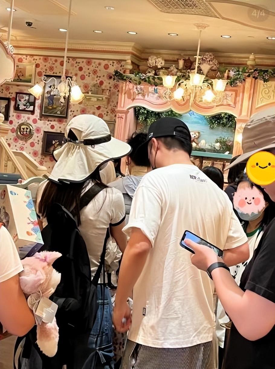 |陈赫父女在上海迪士尼扫货!满满一大包玩偶实力宠娃,张子萱陪伴在侧