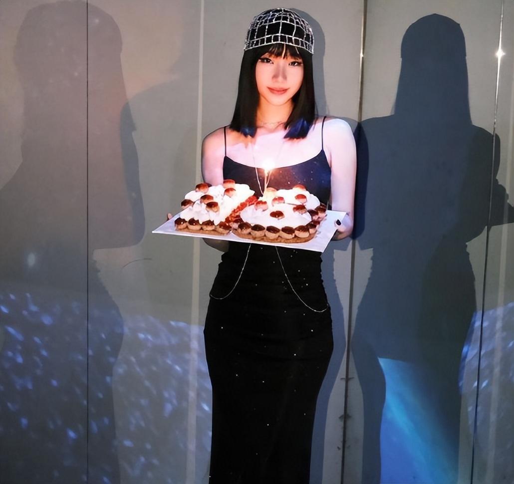 许雅钧罕见和家人团聚,面容憔悴形体消瘦,小女儿戴墨镜超酷