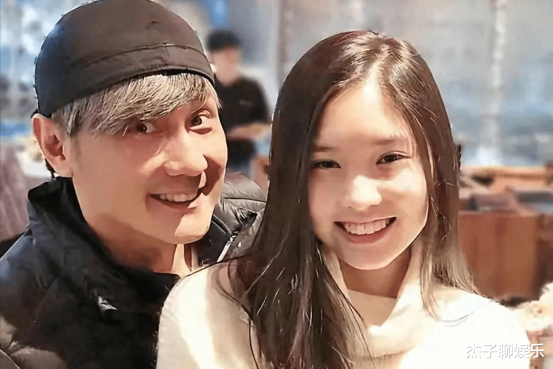 满头白发悲观厌世,包小柏沉浸丧女之痛:骨灰制项链,AI求复活