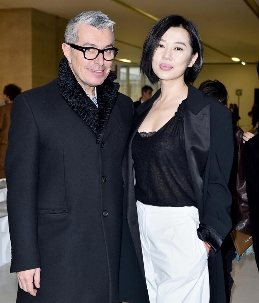 她曾把黄渤吻到害羞，又与导演同居12年遭抛弃，今47岁身价高达40亿