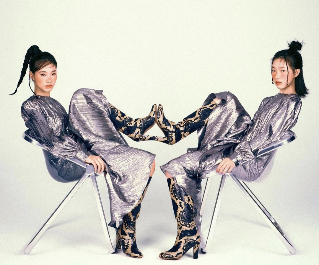 小S|小S两个女儿合体捞金!拍复古杂志彰显土味时尚,表现力不输妈妈