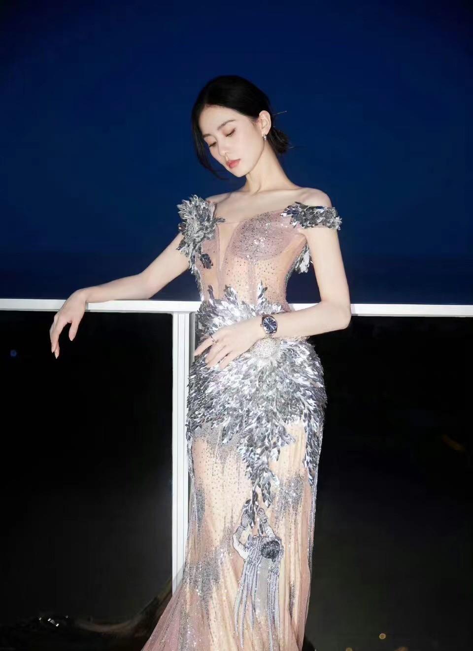 刘诗诗在晚宴内场上惊艳众人！穿重工礼服闪耀全场，也太华丽了