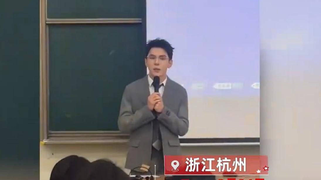 李佳琦|李佳琦现身大学招聘美女主播，人气堪比顶流明星，网友：我不理解