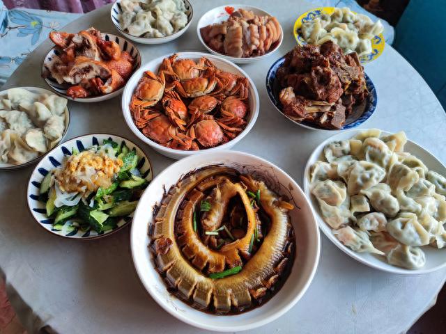饺子|大连一家五口晒中秋团圆宴，6菜1饺子引热议，网友：未免寒酸了点