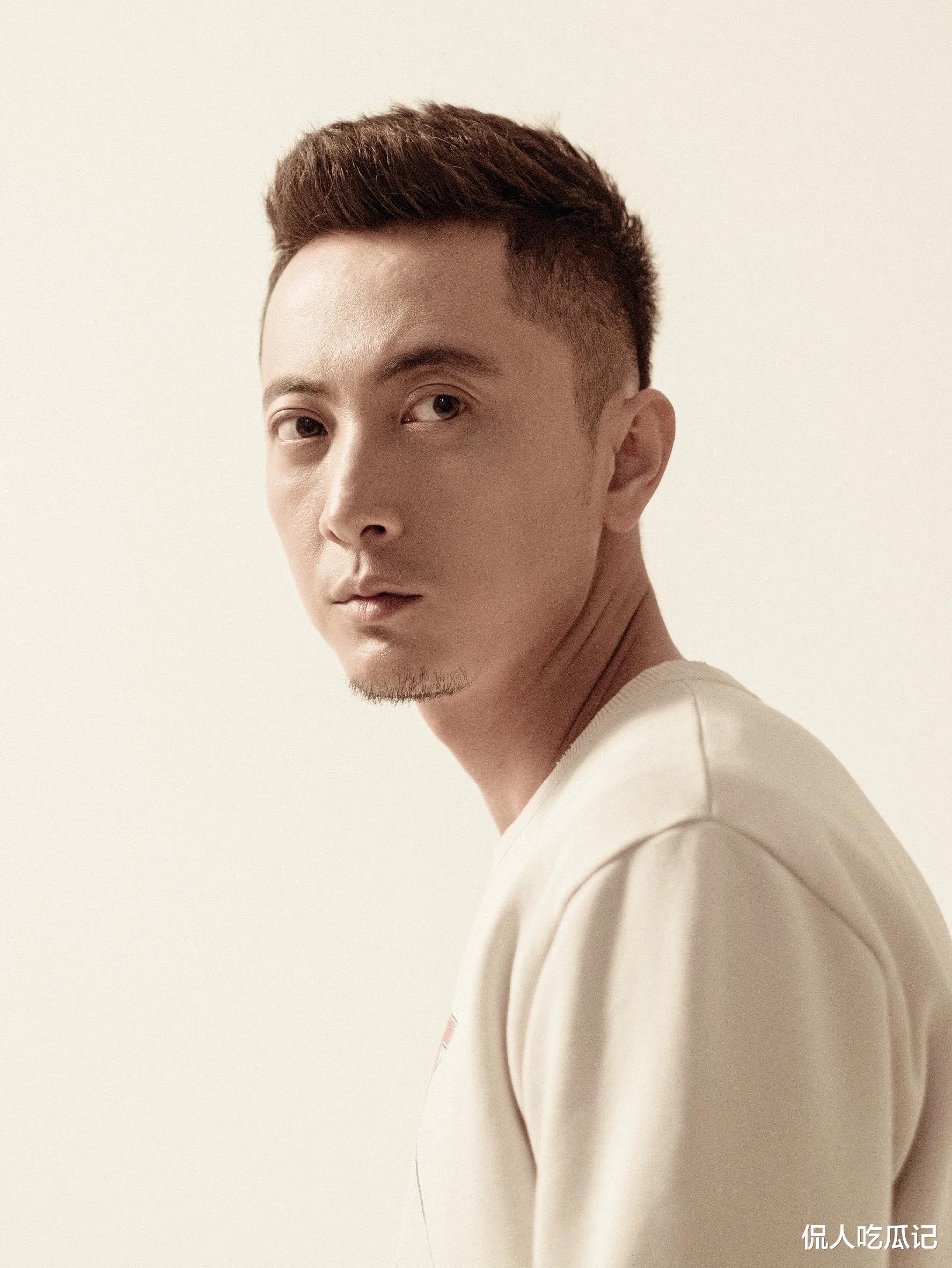 贾景晖:凭《庆余年》出圈,从校服到婚纱,妻子是演员,女儿已经12岁